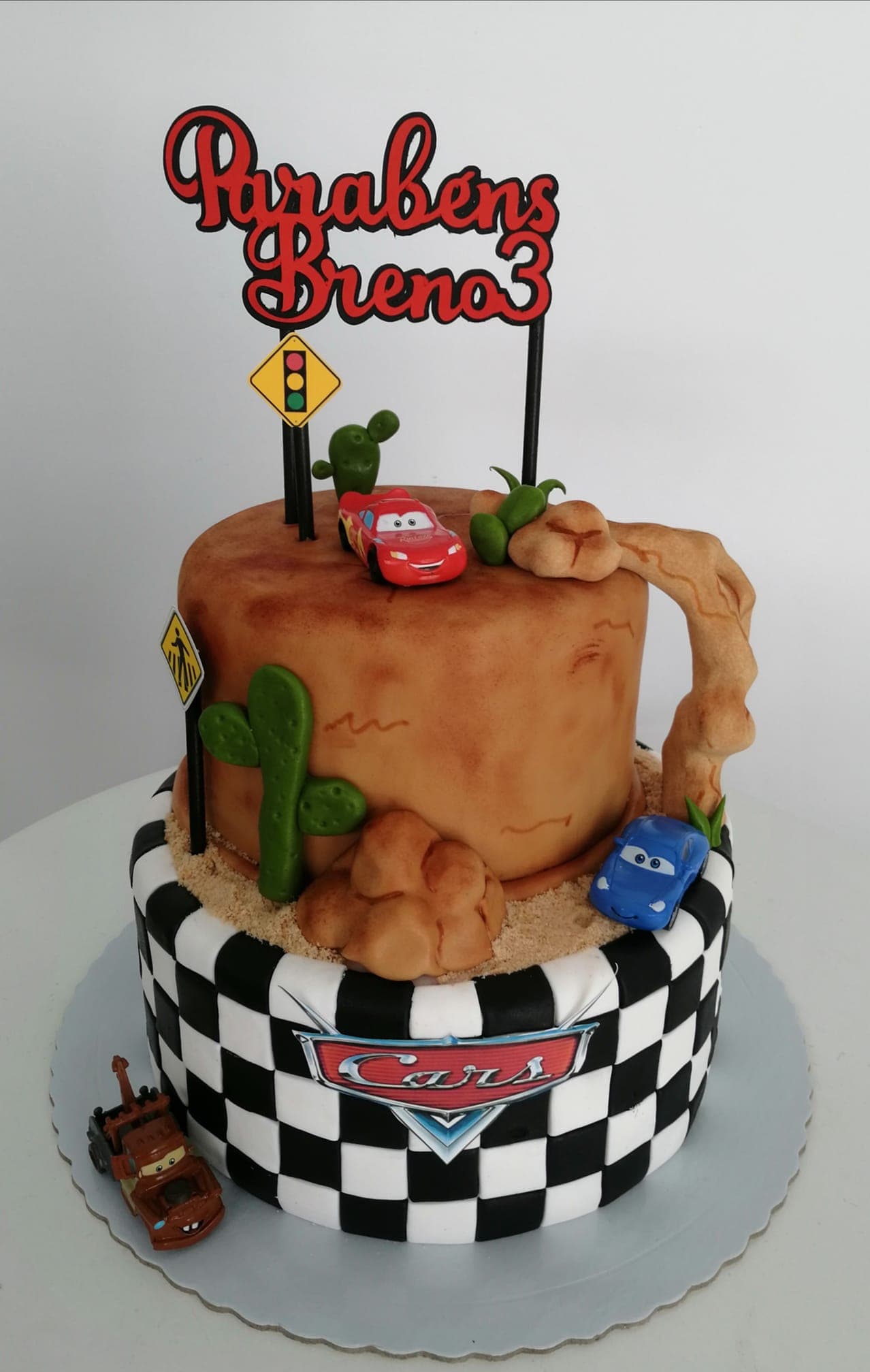 Bolo de celebração clássico com fitas e laço em pasta