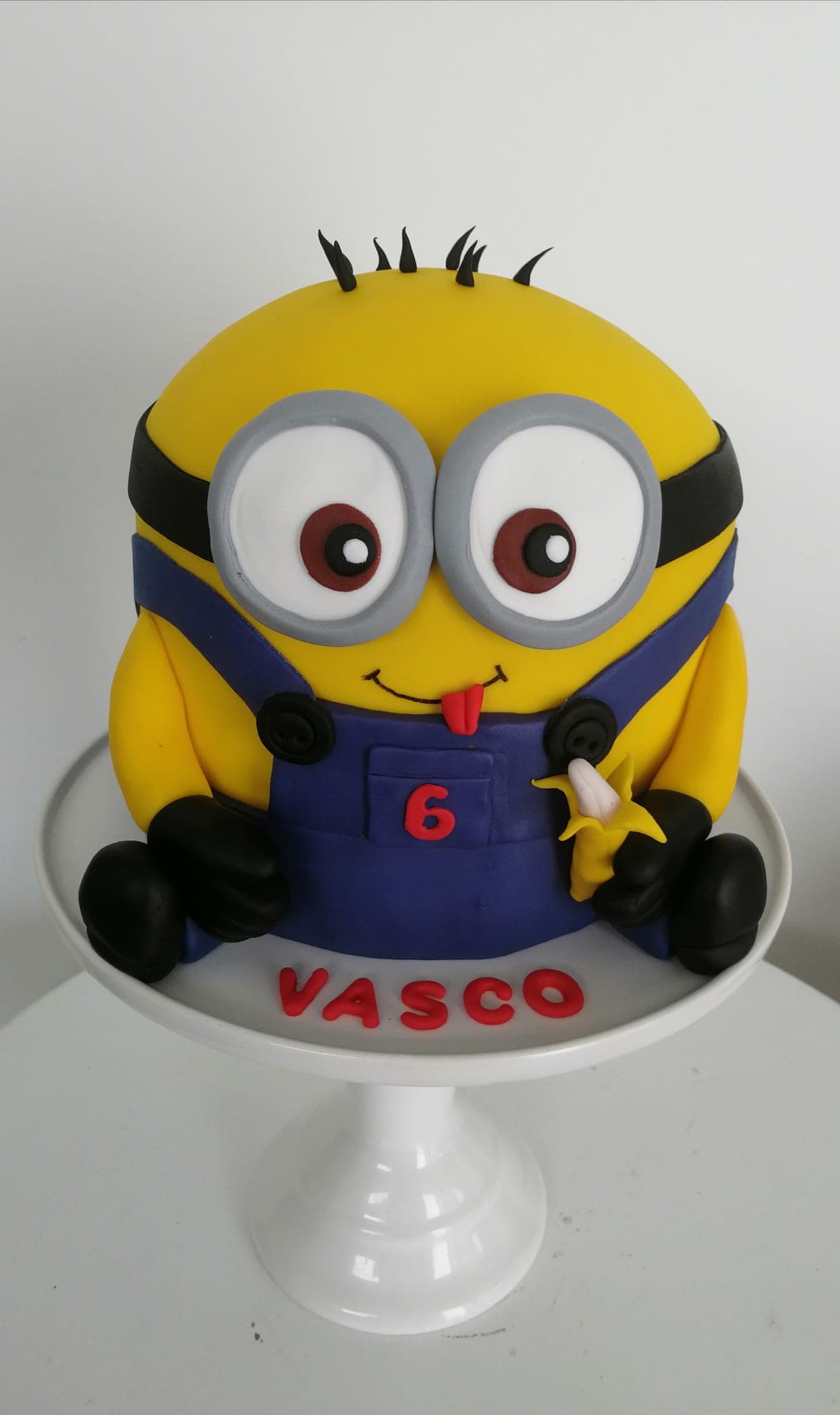 Bolo de criança com personagem em pasta de açúcar