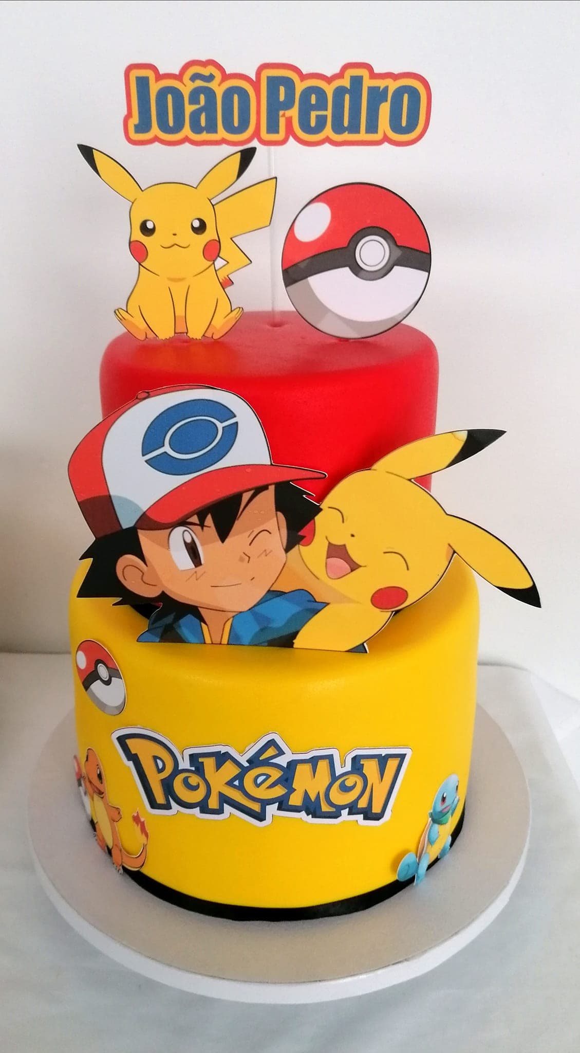 Bolo de aniversário decorado com flores de pasta e brilhantes
