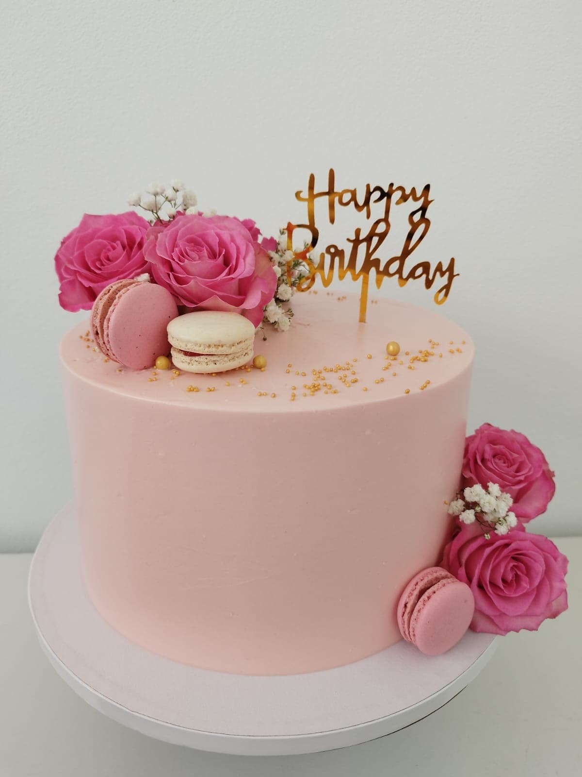 Mesa de doces com cupcakes, brigadeiros e petit fours artesanais