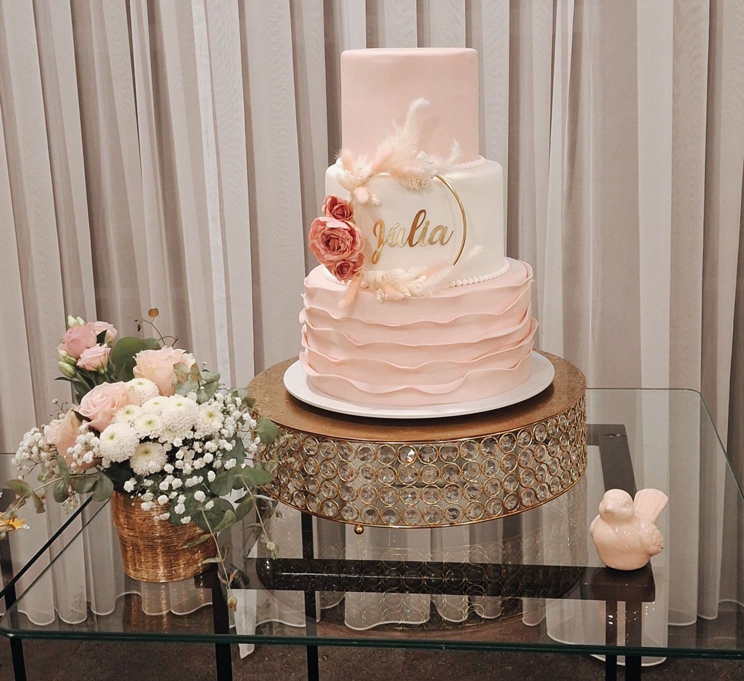 Bolo de batizado com decoração delicada em branco e dourado