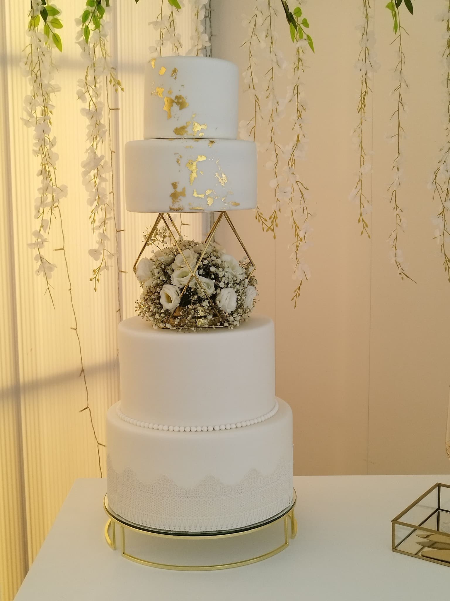 Bolo de dois andares com geometria em fondant e efeito mármor