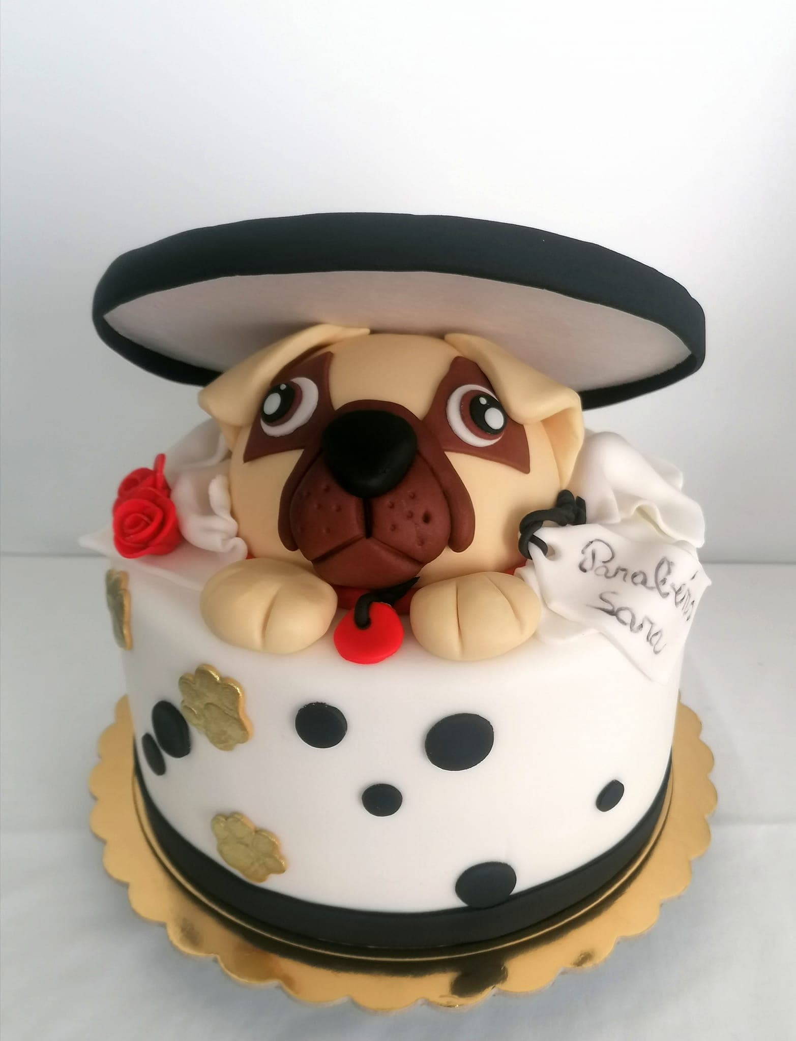 Bolo decorado com flores de açúcar e acabamento em fondant