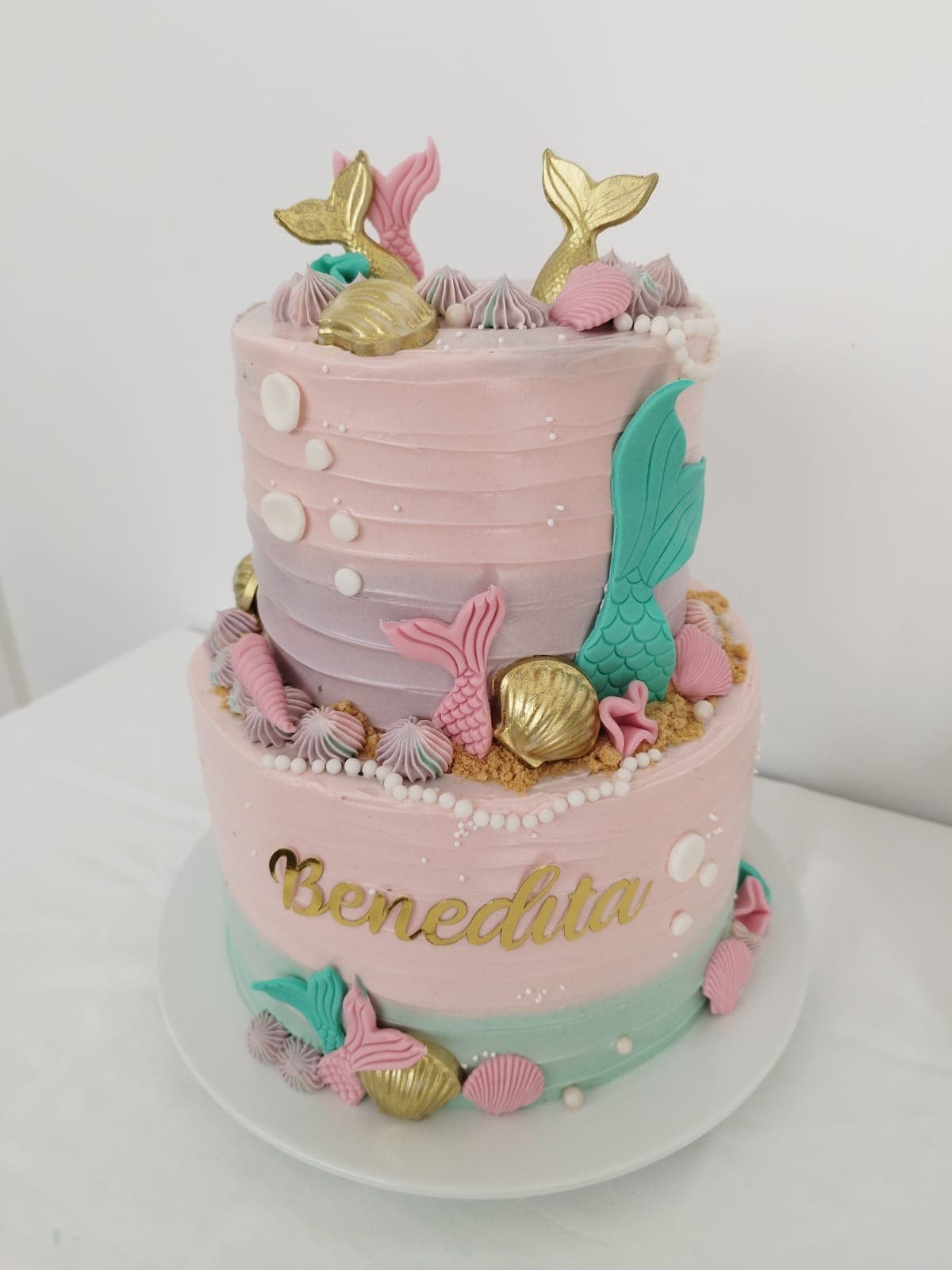 Bolo de casamento em camadas com decoração floral