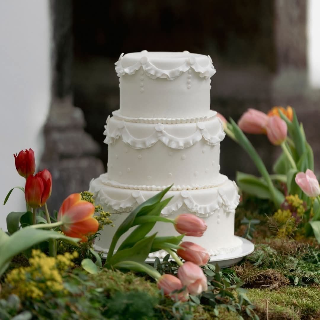 Bolo drip cake com decoração de macarons e frutos